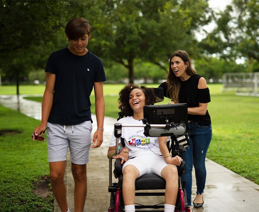 Jeune femme utilisant un dispositif de communication Tobii Dynavox I-Series dans un parc