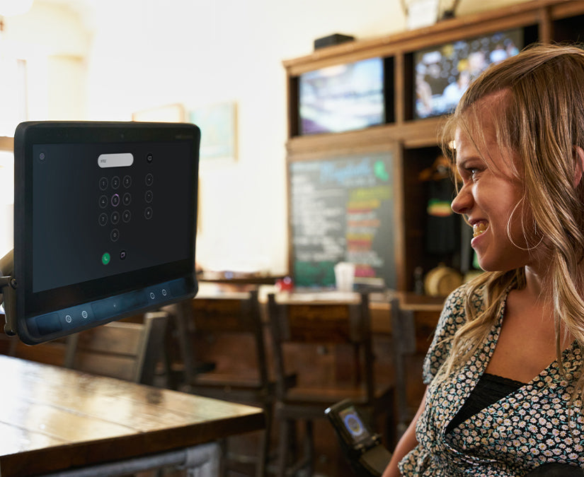 Delaina utilisant TD Phone pour passer un appel sur un terminal de communication TD I-Series Tobii Dynavox