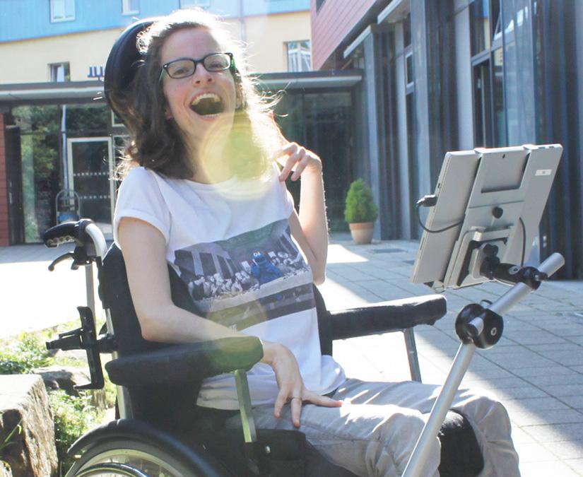 Jeune femme utilisant sa station d'accueil Tobii Dynavox PCEye en extérieur