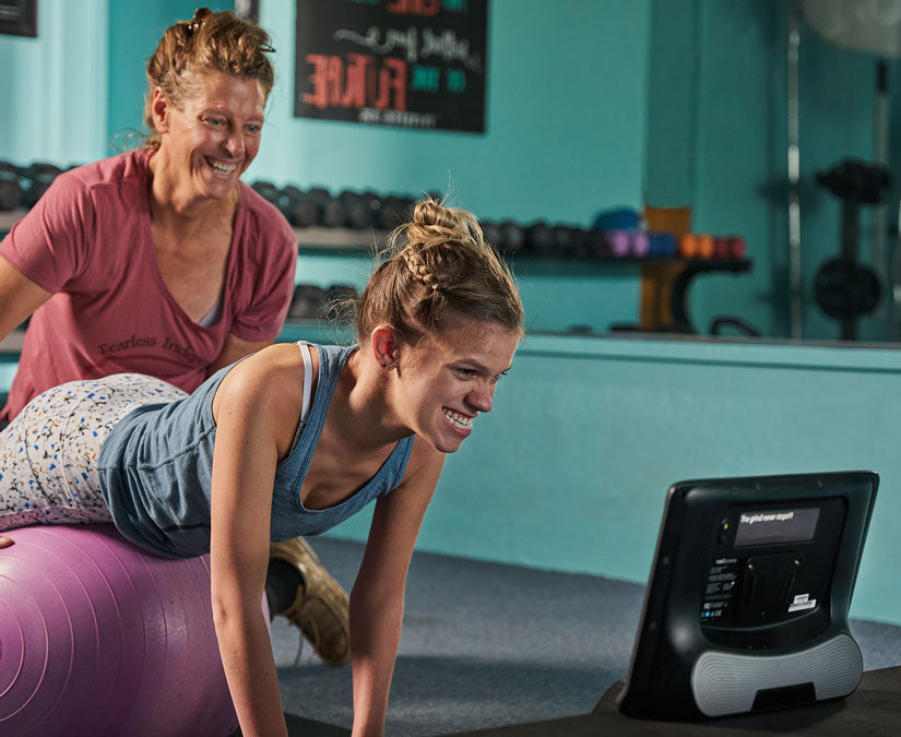 Femme utilisant son aide technique Tobii Dynavox I-Series au gym