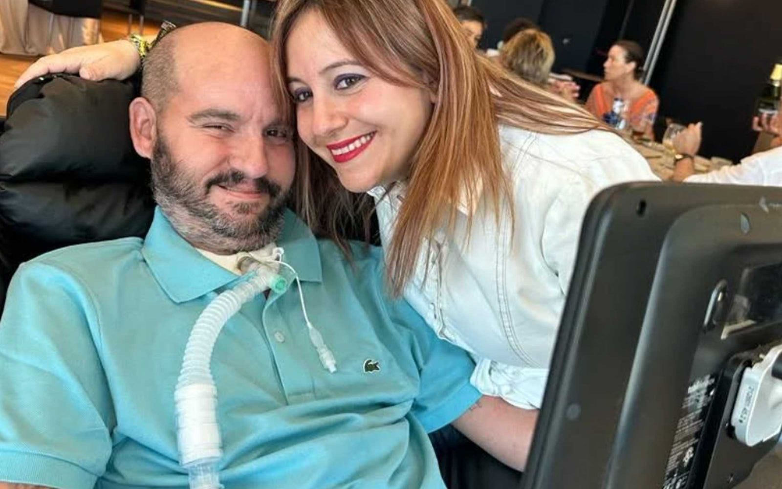 Un homme utilisant sa tablette oculaire pour échanger