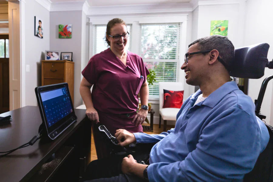 Homme atteint de la SLA parlant à un clinicien de son traitement