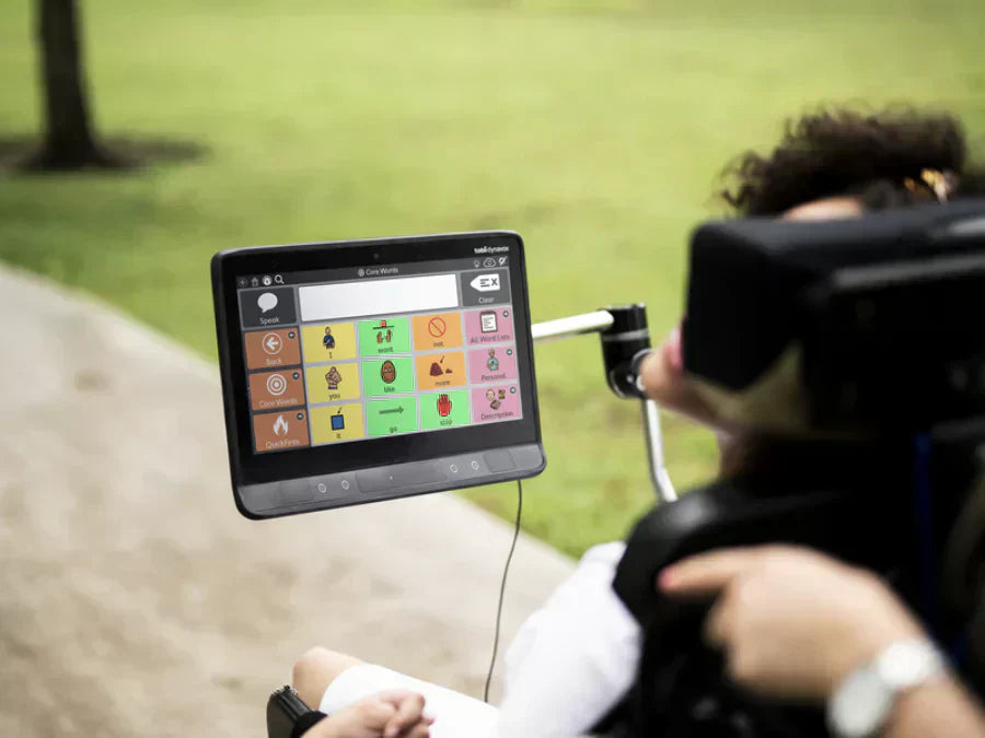 Jeune femme utilisant TD Snap Core First sur une aide à la communication Tobii Dynavox