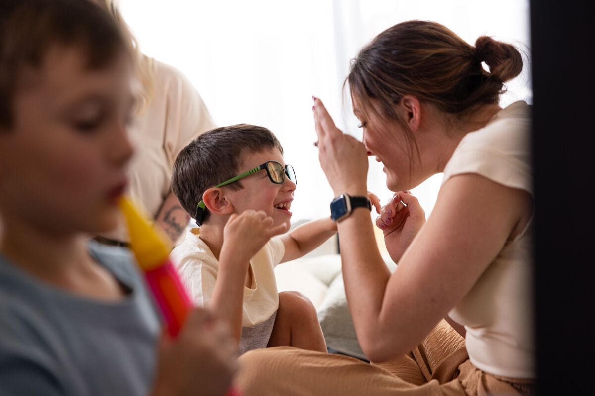 Un enfant autiste et sa maman communiquant ensemble
