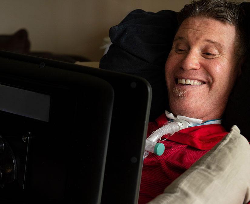 Homme atteint de SLA utilisant un dispositif Tobii Dynavox I-Series