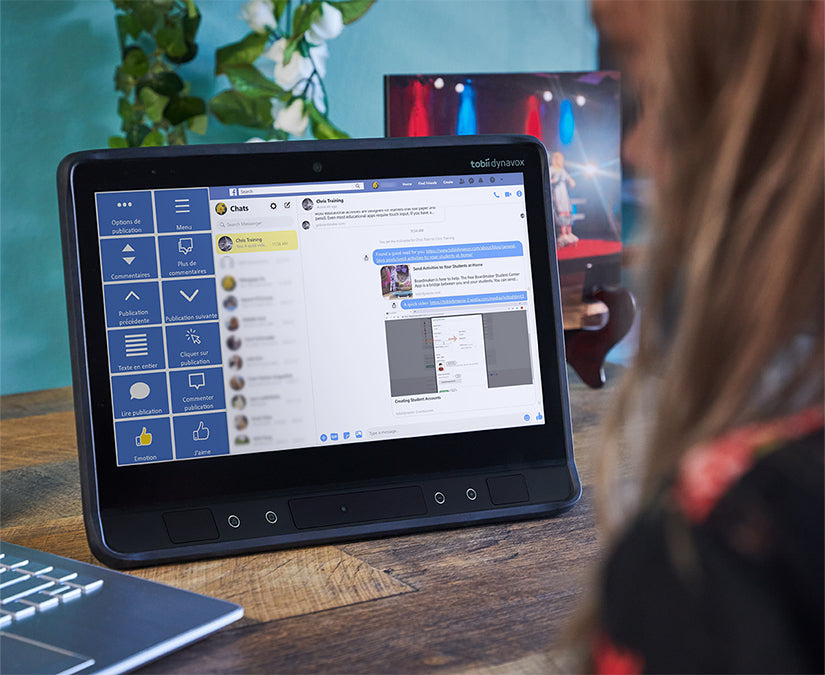 Femme utilisant Accessible Facebook sur Tobii Dynavox Communicator 5 sur un dispositif de synthèse vocale I-Series