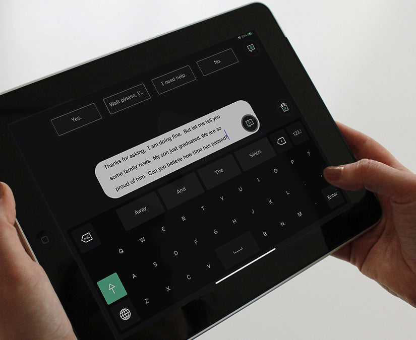 Une personne utilise sa main pour communiquer avec une aide technique Tobii Dynavox.