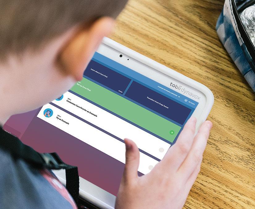 Garçon avec dispositif de synthèse vocale doté de Tobii Dynavox Pathways for Core First.