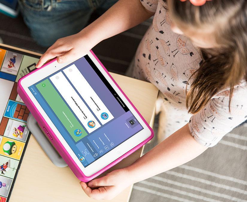 Fille utilisant Tobii Dynavox Pathways for Snap Scene sur un Speech Case