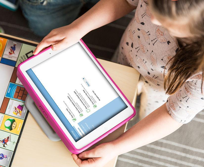 Fille utilisant un iPad doté du logiciel Tobii Dynavox Snap Scene