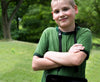 Jeune garçon avec un dispositif de CAA Tobii Dynavox I-110 en bandoulière autour du cou