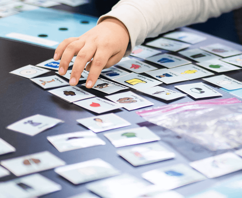 Symboles PCS découpés et utilisés dans une activité en classe