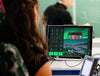 Femme utilisant le logiciel Windows Control