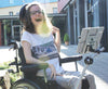 Jeune femme utilisant sa station d'accueil Tobii Dynavox PCEye en extérieur